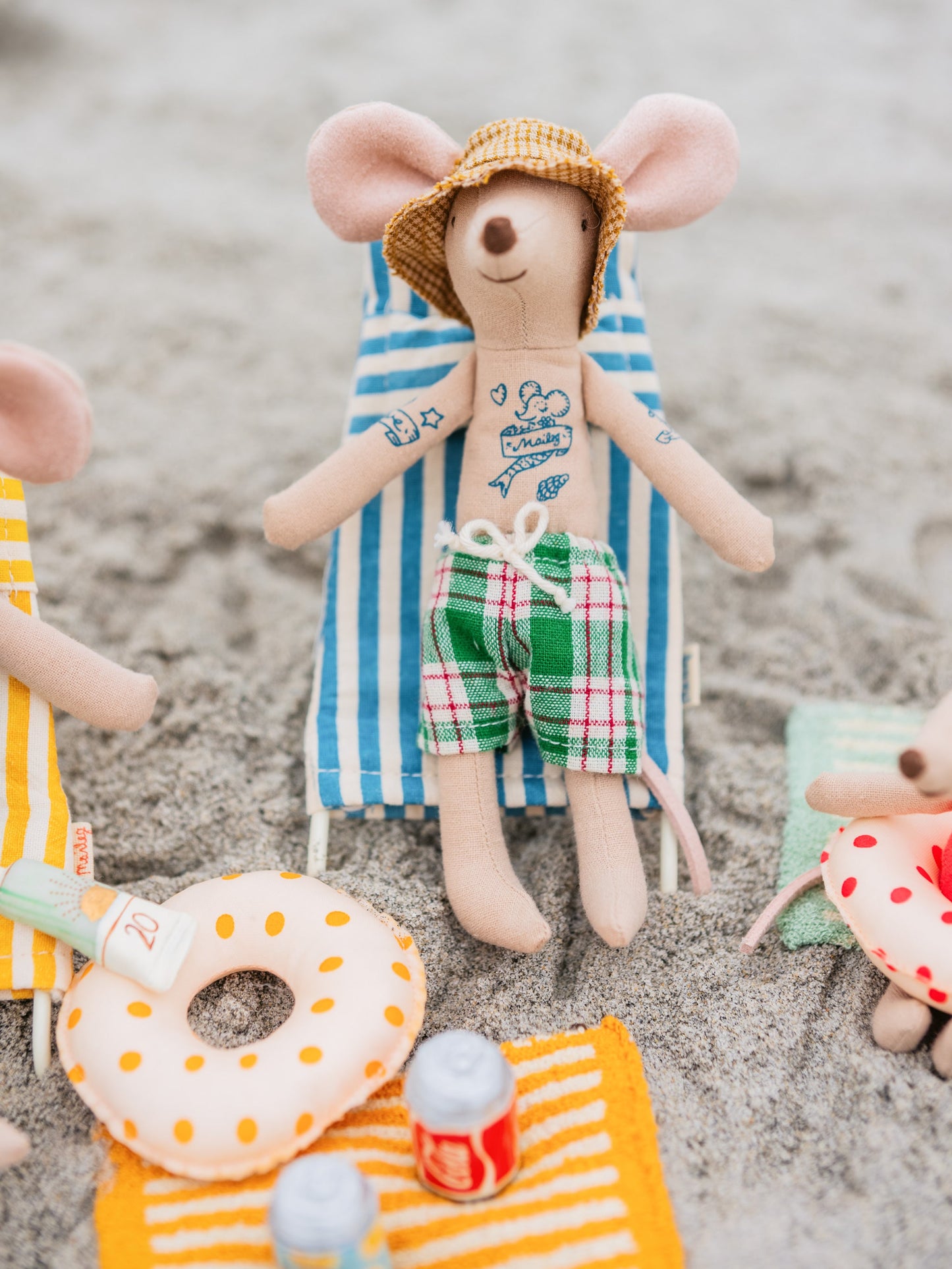 Maileg Beach Mouse Dad in Cabin de Plage