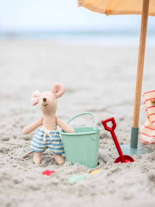 Maileg Beach Mouse Little Brother in Cabin de Plage